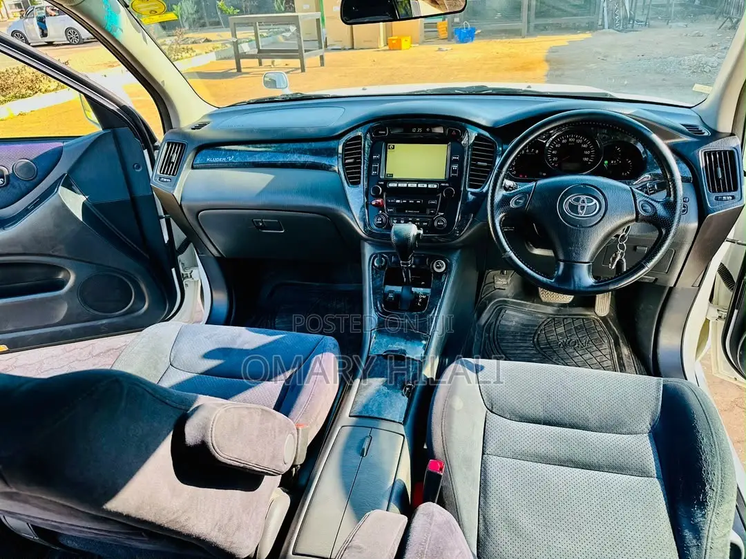 Toyota Kluger 2002 White