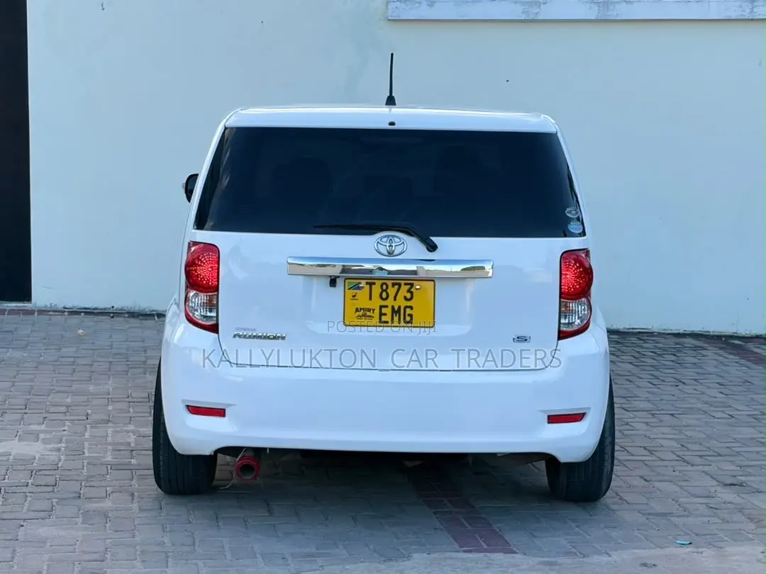 Toyota Corolla Rumion 2011 White