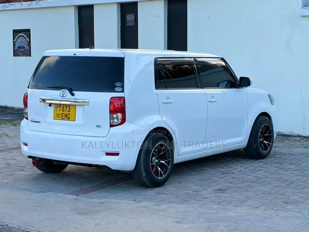 Toyota Corolla Rumion 2011 White