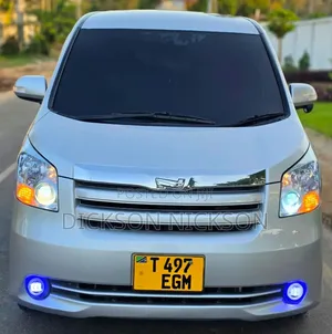 Toyota Noah 2.0 143hp AWD (8 Seater) 2010 Silver