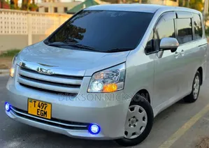 Toyota Noah 2.0 143hp AWD (8 Seater) 2010 Silver