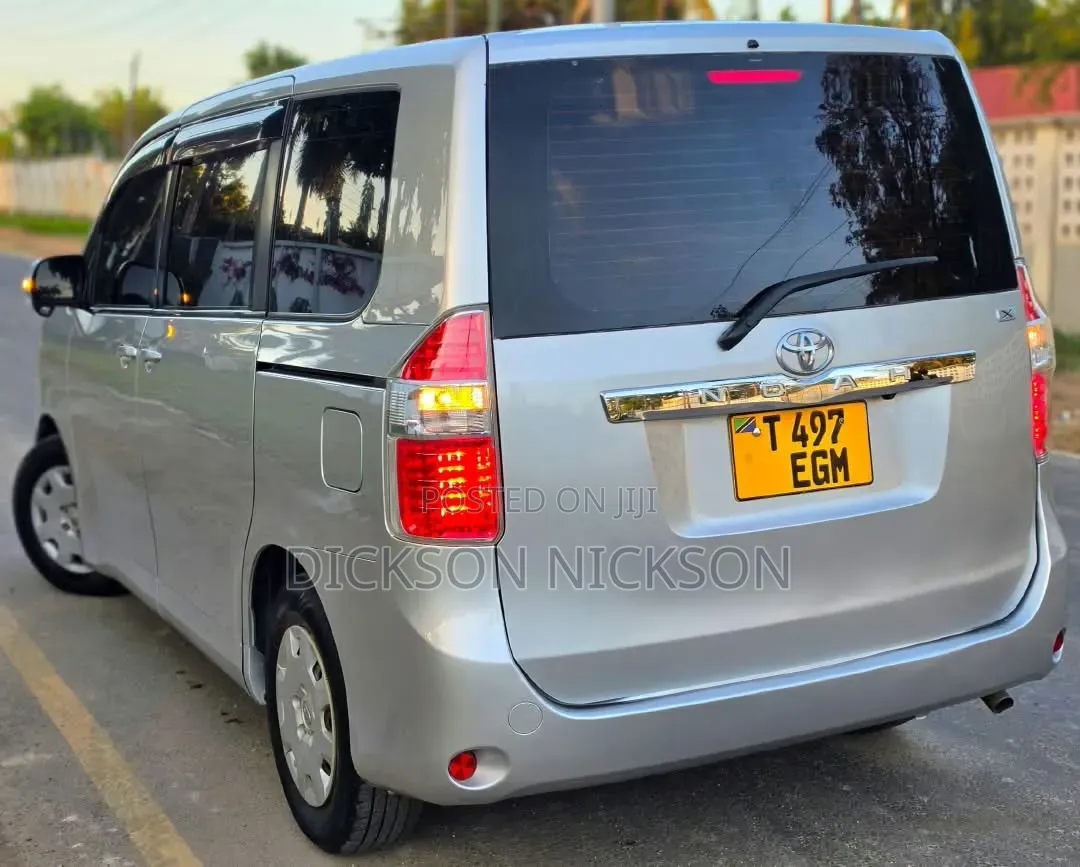 Toyota Noah 2.0 143hp AWD (8 Seater) 2010 Silver