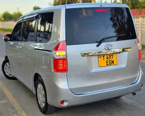 Toyota Noah 2.0 143hp AWD (8 Seater) 2010 Silver