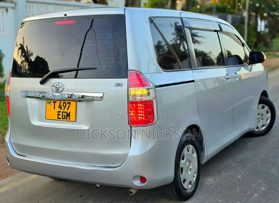 Toyota Noah 2.0 143hp AWD (8 Seater) 2010 Silver