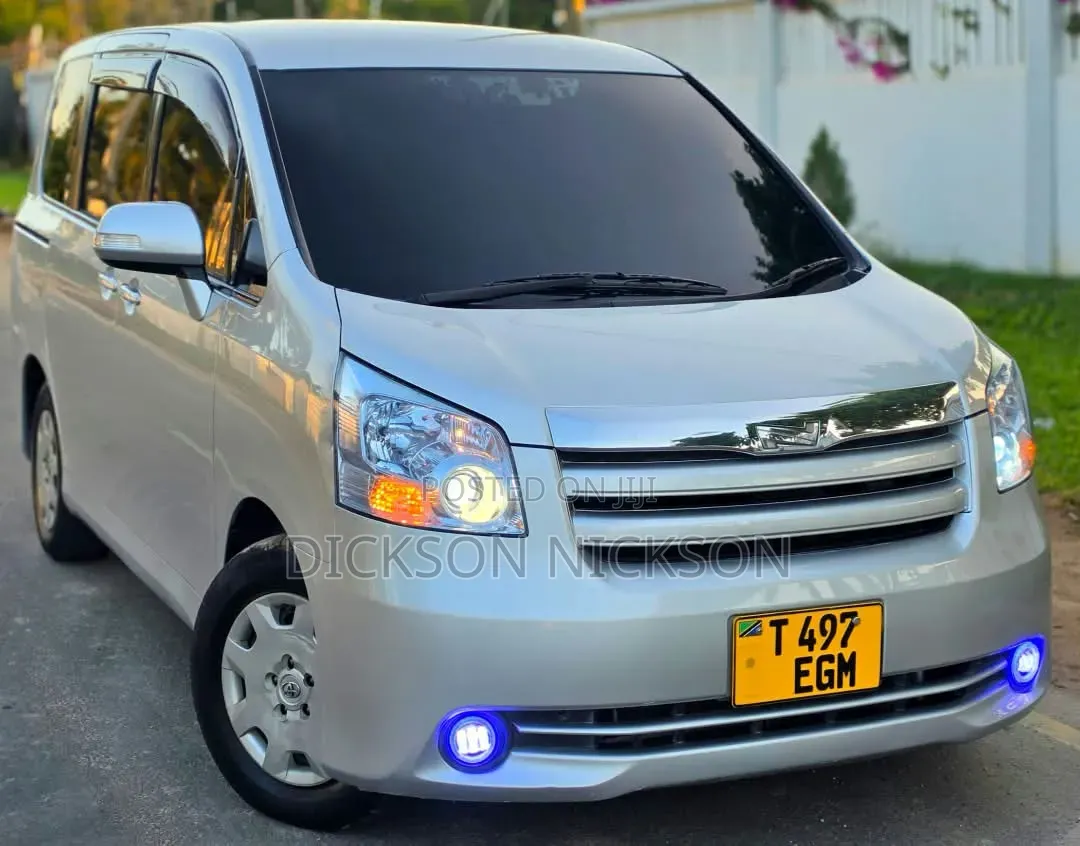 Toyota Noah 2.0 143hp AWD (8 Seater) 2010 Silver