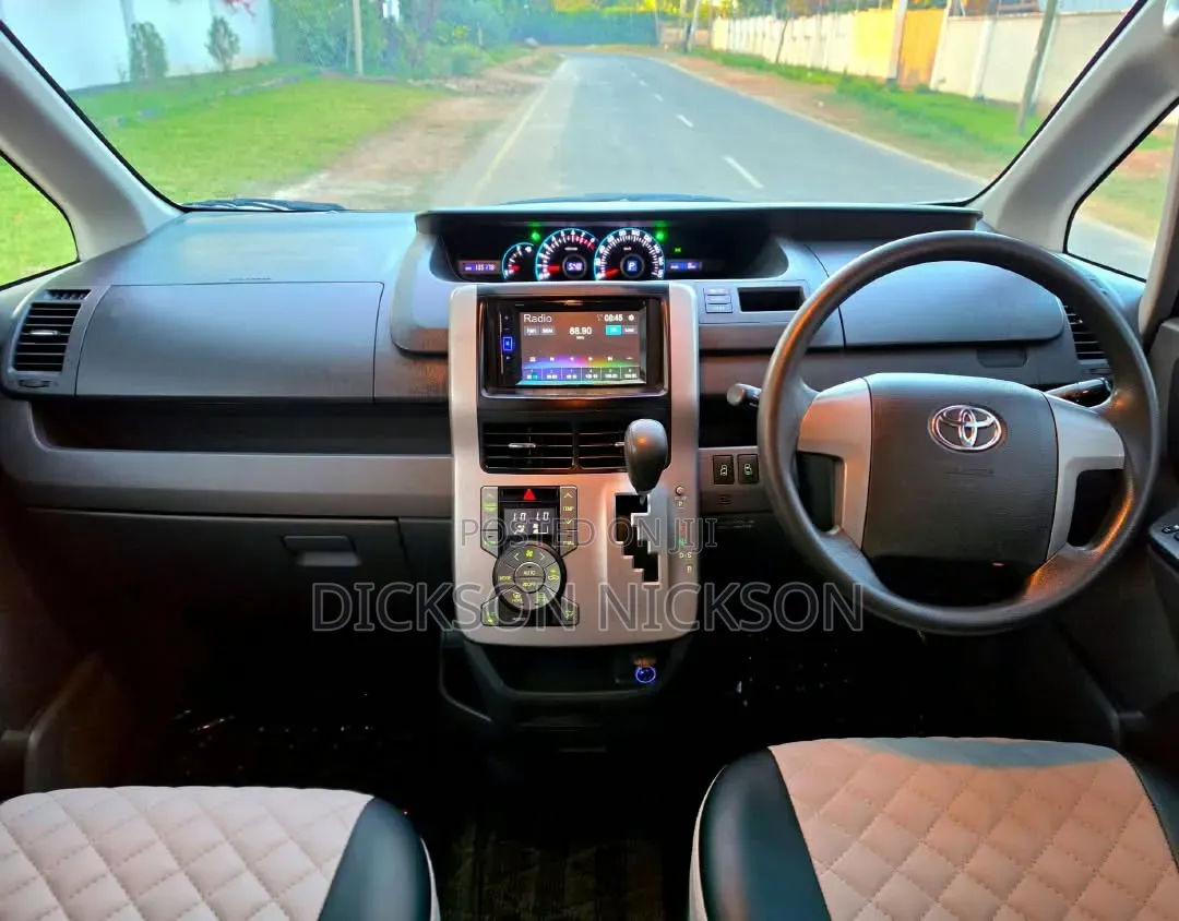 Toyota Noah 2.0 143hp AWD (8 Seater) 2010 Silver