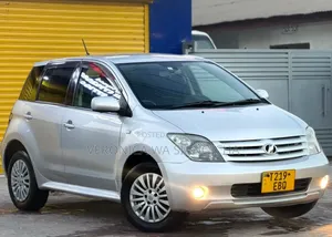 Toyota IST 2005