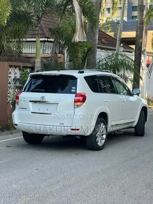 Toyota Vanguard 2011 White