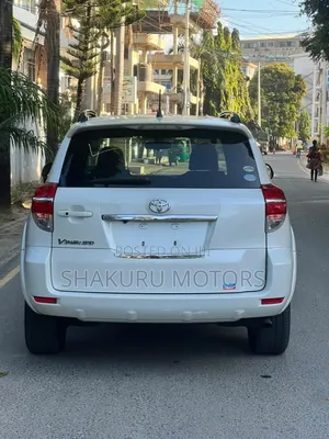 Toyota Vanguard 2011 White