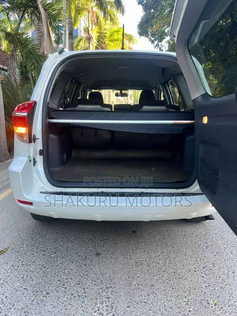 Toyota Vanguard 2011 White