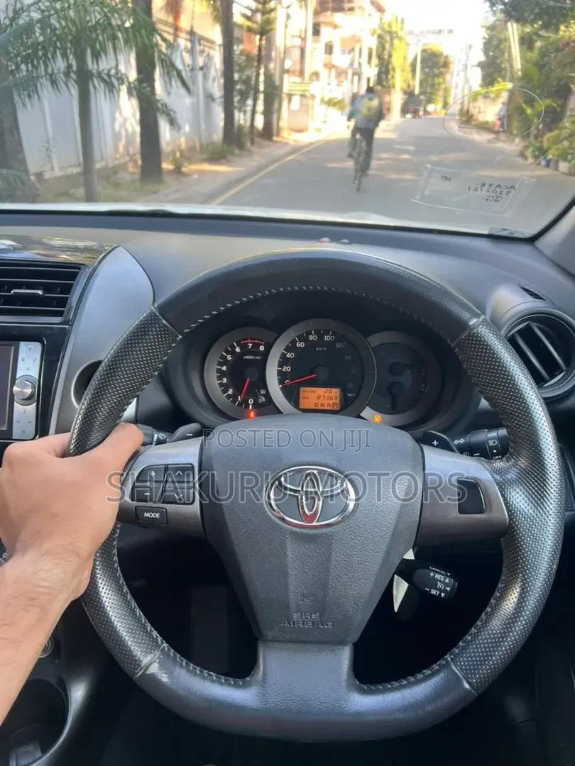 Toyota Vanguard 2011 White