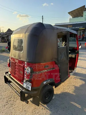 Bajaj Avenger 200 2024 Red