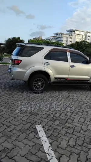 Toyota Fortuner 2012 Silver