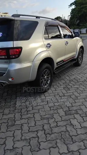 Toyota Fortuner 2012 Silver