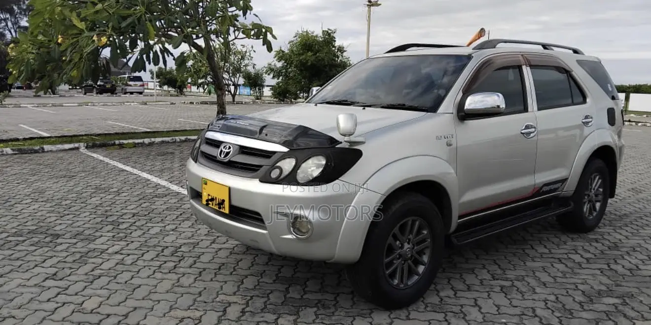Toyota Fortuner 2012 Silver