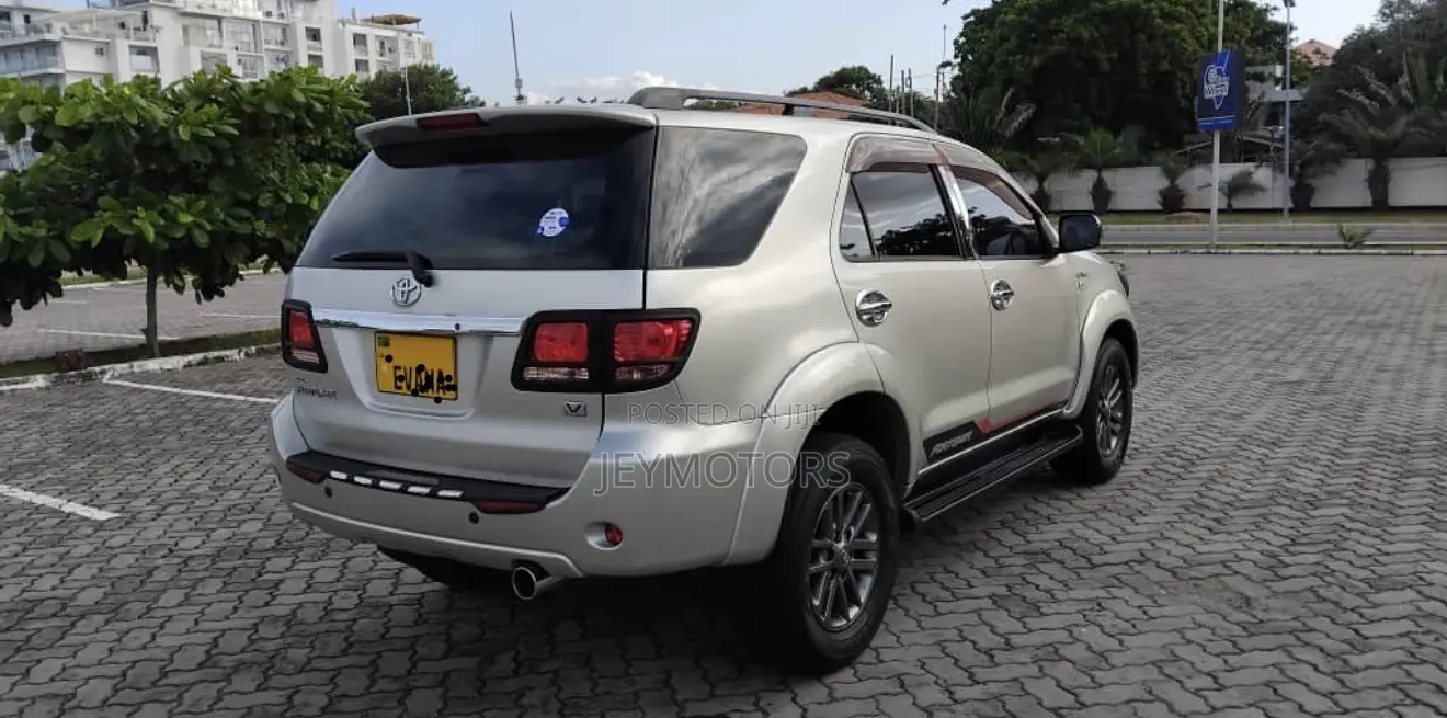 Toyota Fortuner 2012 Silver