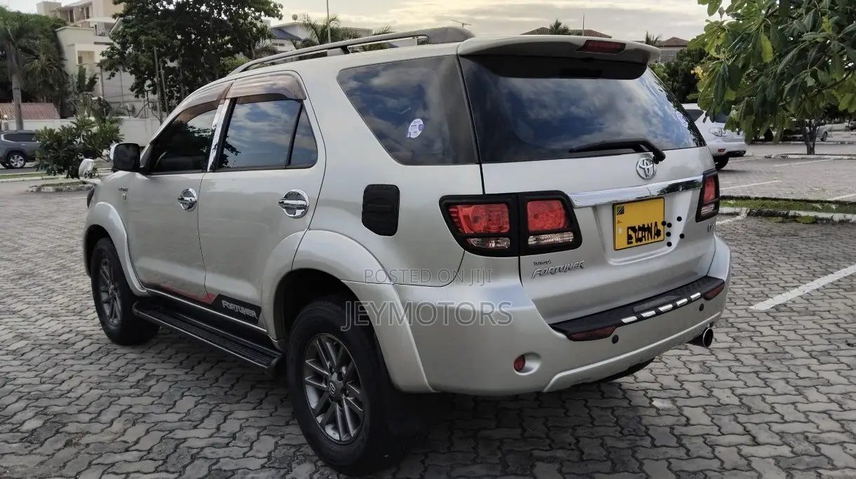 Toyota Fortuner 2012 Silver