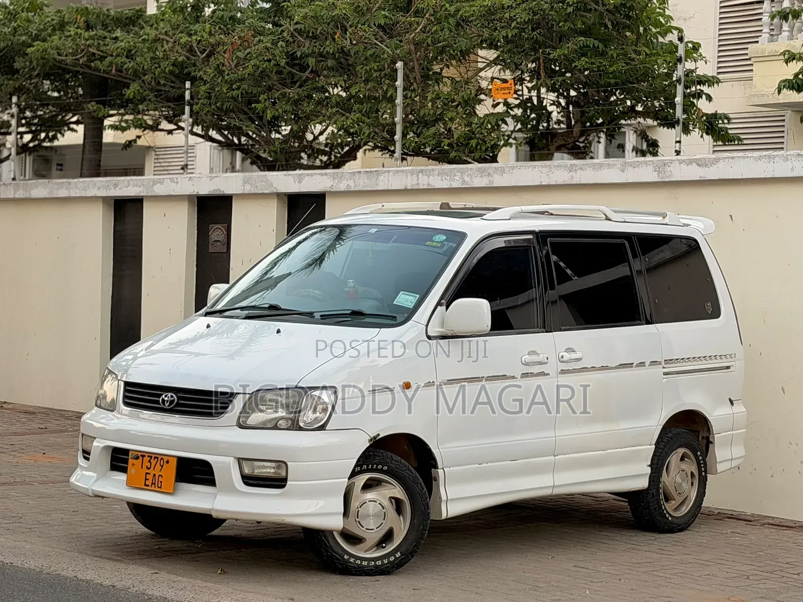 Toyota Noah 2005