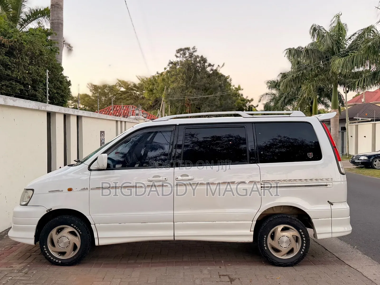 Toyota Noah 2005