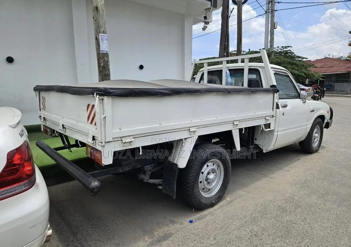 Toyota Hilux 2002 White