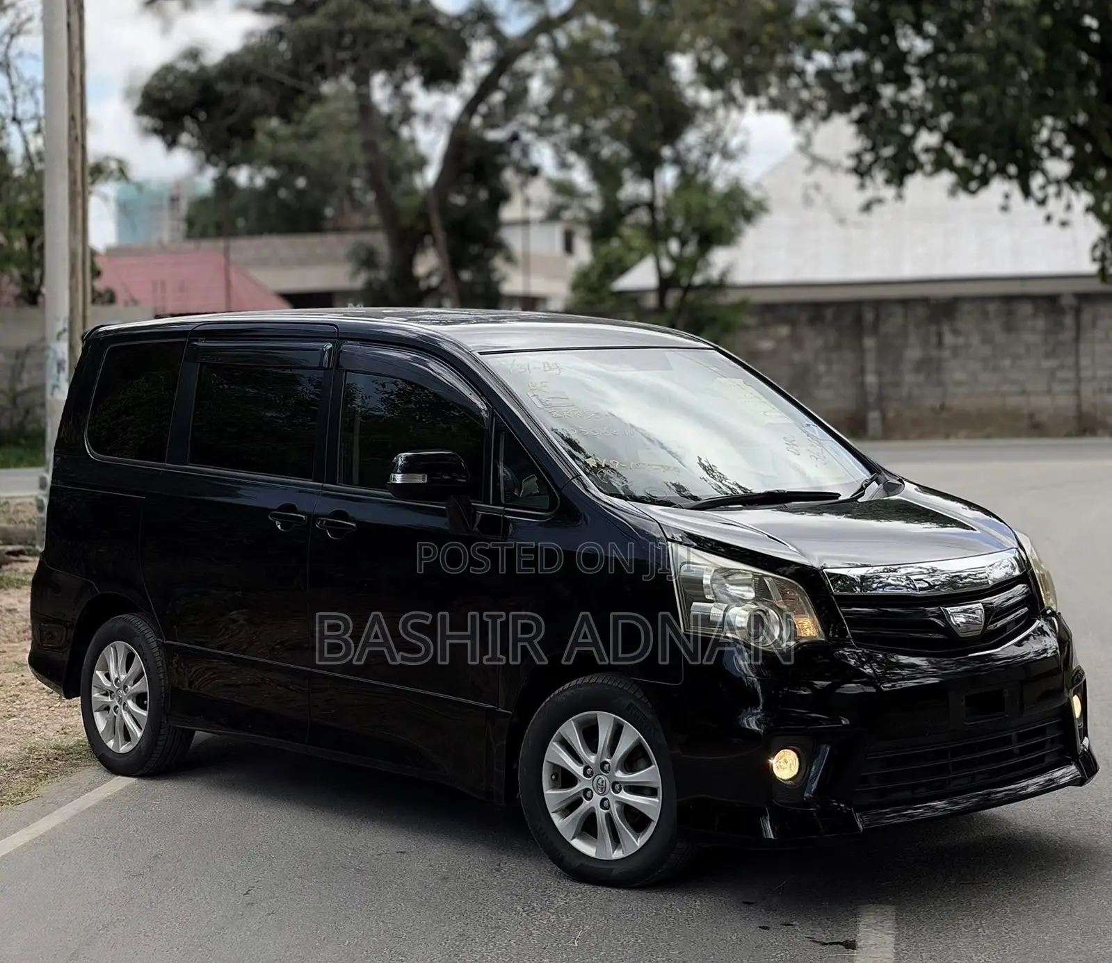 Toyota Noah 2.0 143hp AWD (7 Seater) 2010 Matt Black