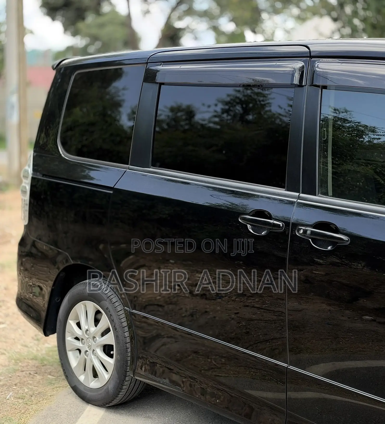 Toyota Noah 2.0 143hp AWD (7 Seater) 2010 Matt Black