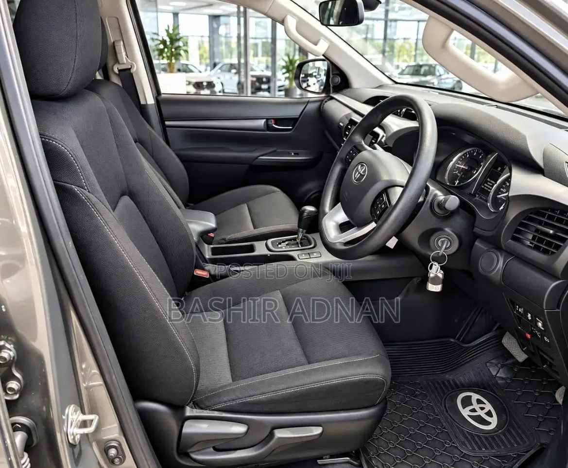Toyota Hilux 2023 Gray