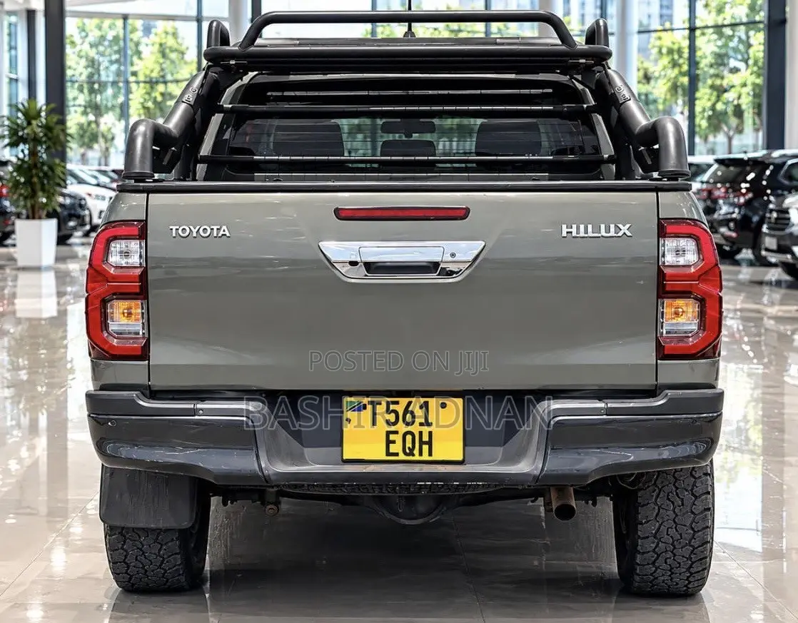 Toyota Hilux 2023 Gray