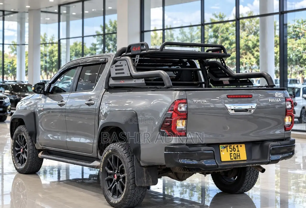 Toyota Hilux 2023 Gray