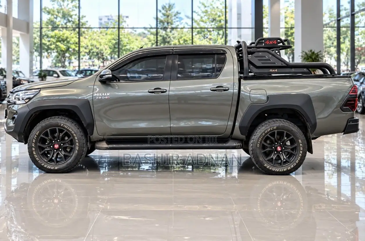 Toyota Hilux 2023 Gray