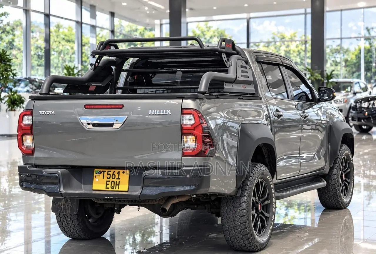 Toyota Hilux 2023 Gray
