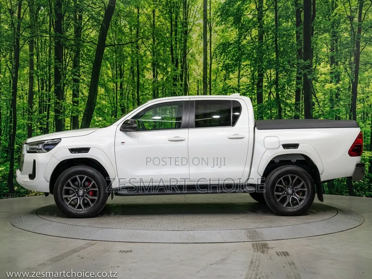 Toyota Hilux 2024 White