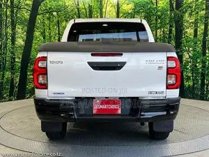 Toyota Hilux 2024 White
