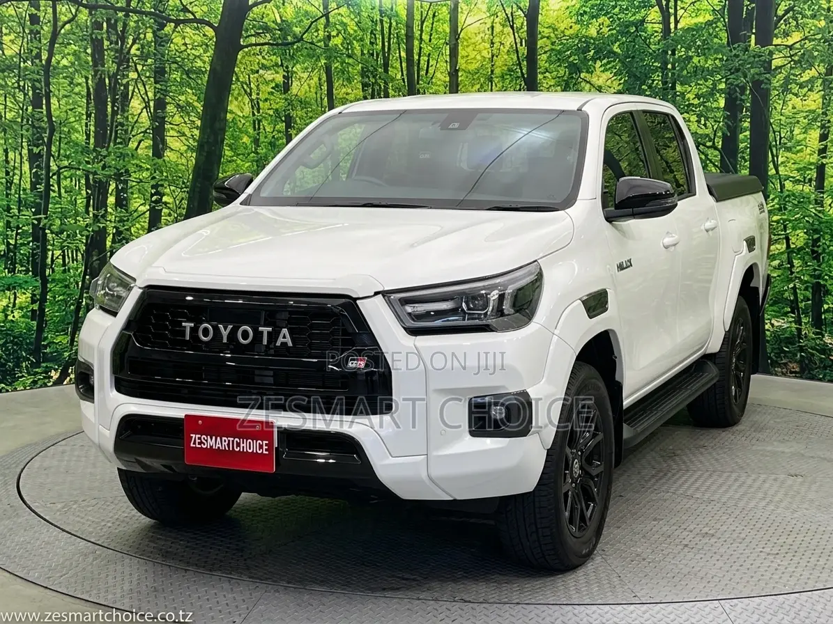 Toyota Hilux 2024 White