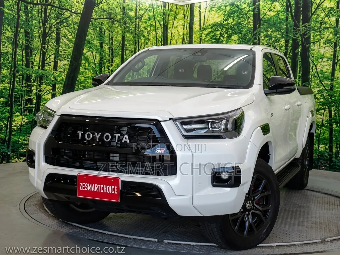 Toyota Hilux 2024 White