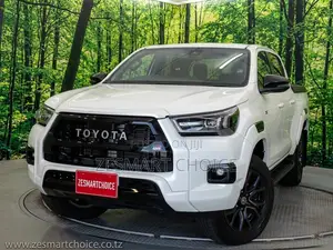 Toyota Hilux 2024 White