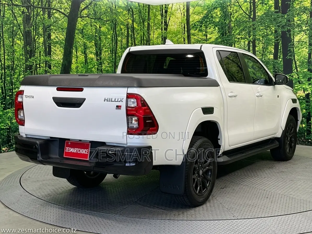 Toyota Hilux 2024 White