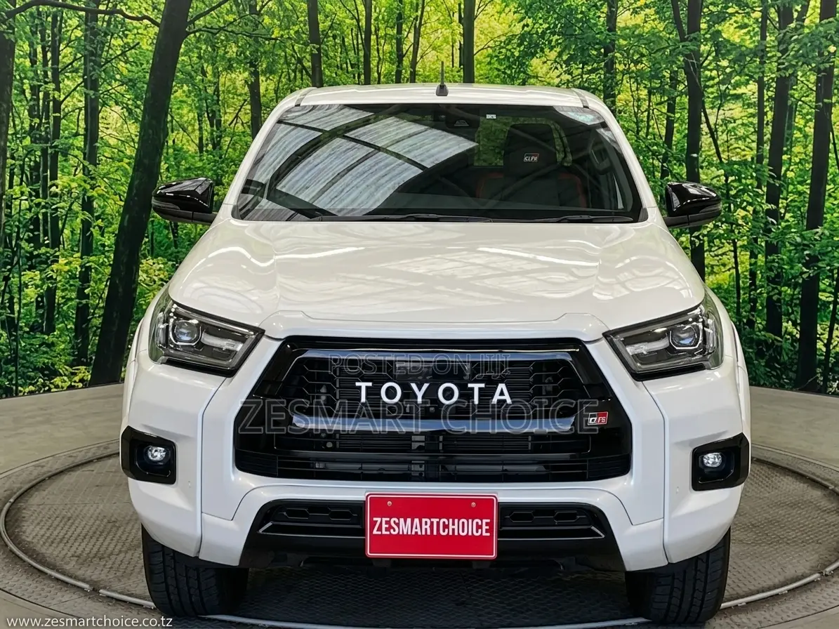 Toyota Hilux 2024 White