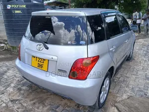 Toyota IST 2004 Silver