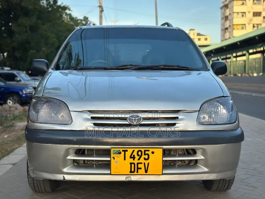 Toyota Raum 2000 Silver