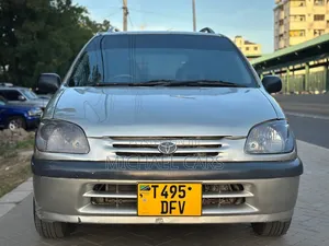 Toyota Raum 2000 Silver