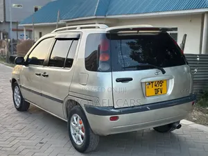 Toyota Raum 2000 Silver