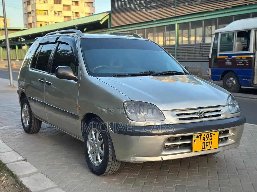 Toyota Raum 2000 Silver