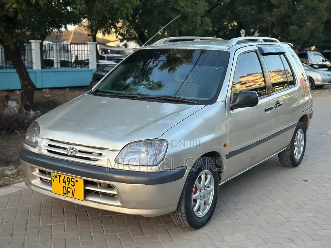 Toyota Raum 2000 Silver