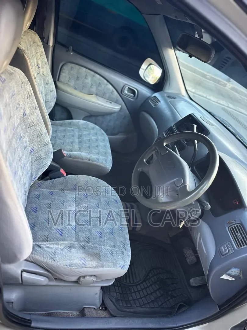 Toyota Raum 2000 Silver