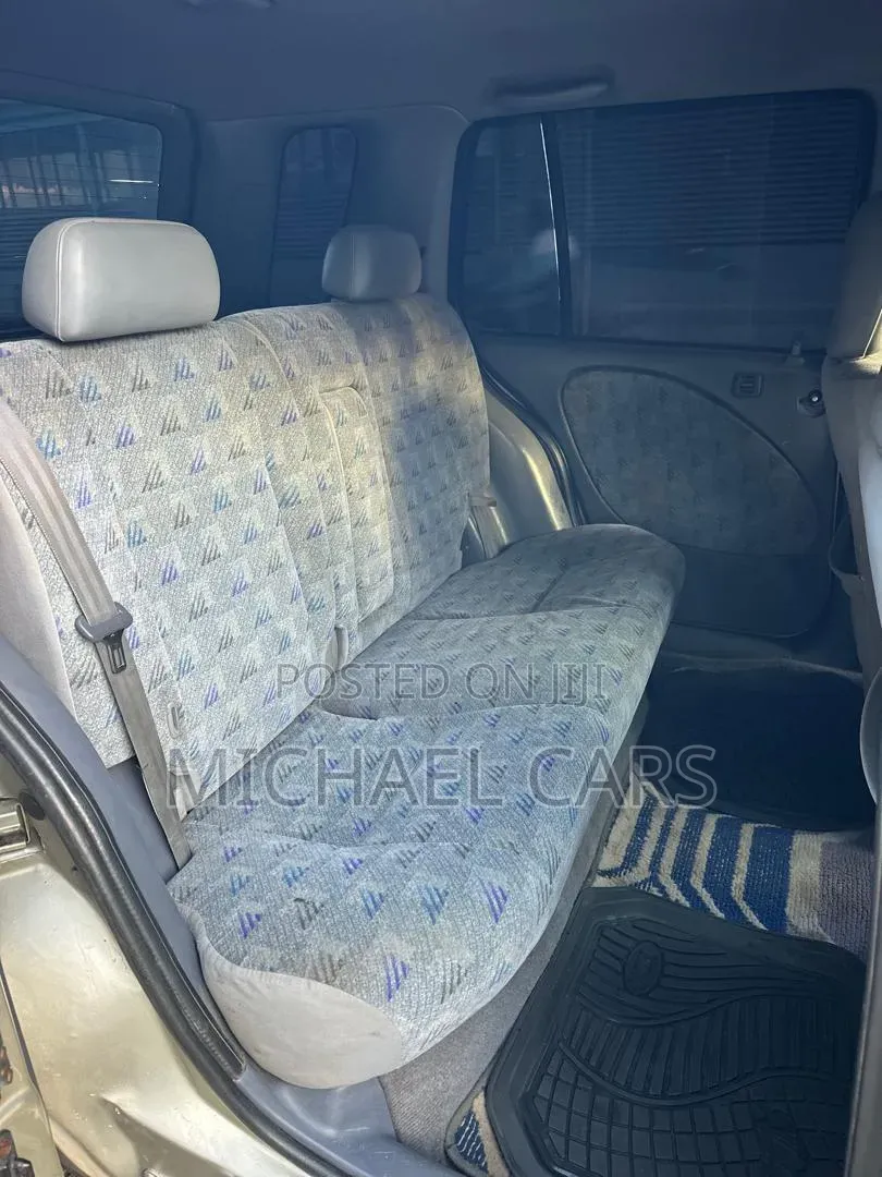Toyota Raum 2000 Silver