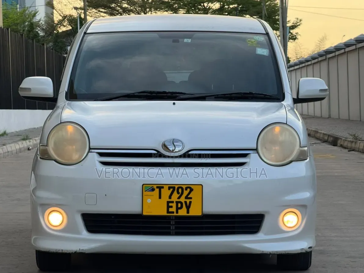 Toyota Sienta 2006 White