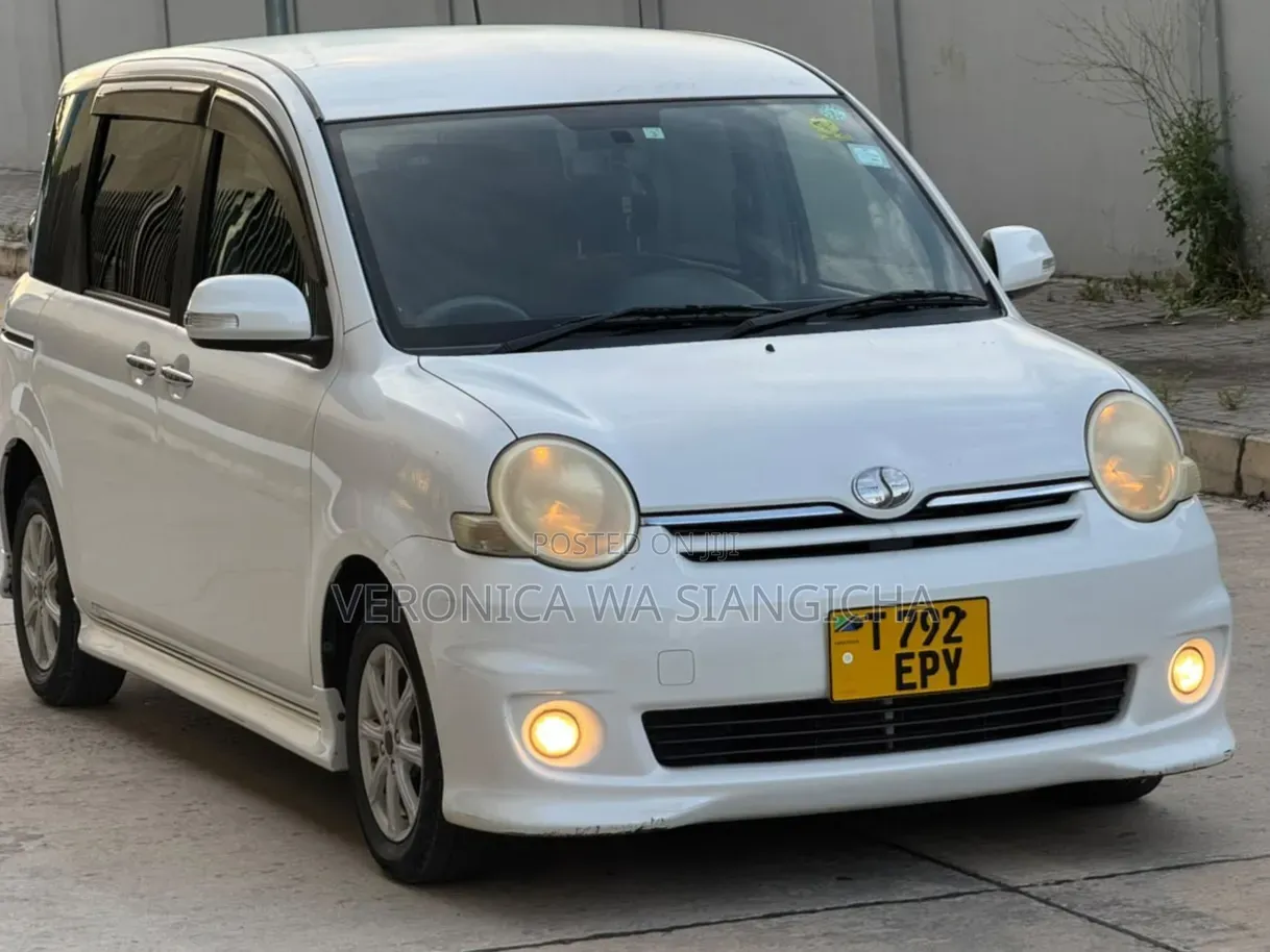 Toyota Sienta 2006 White