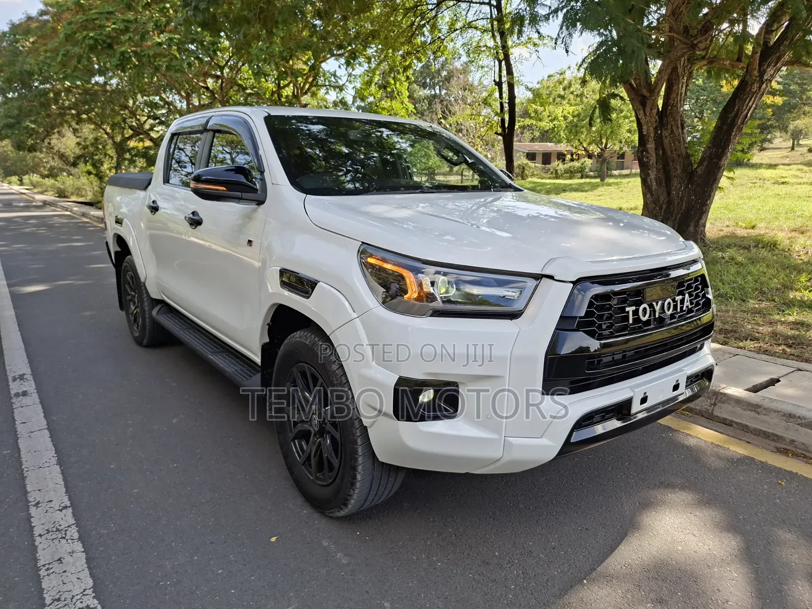 Toyota Hilux 2021 White