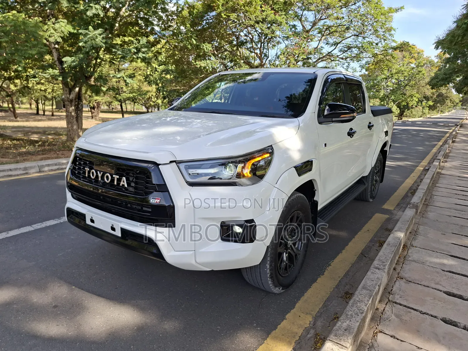 Toyota Hilux 2021 White